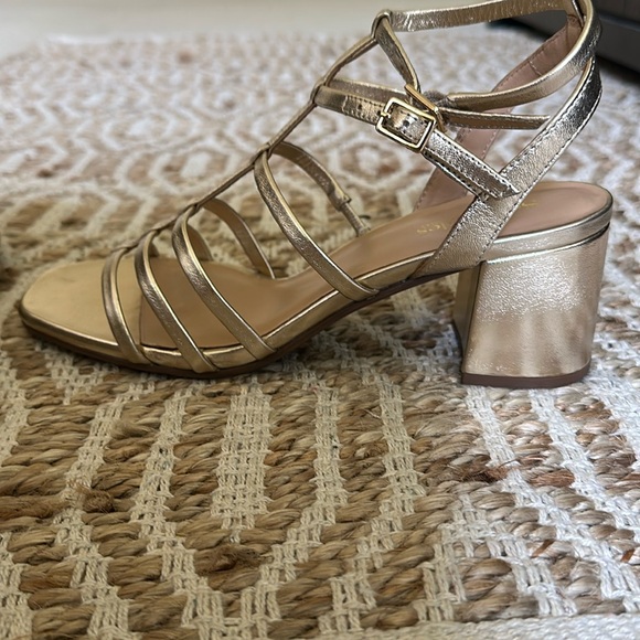 Seychelles Metallic Gold Strappy Sandals - Picture 3 of 4